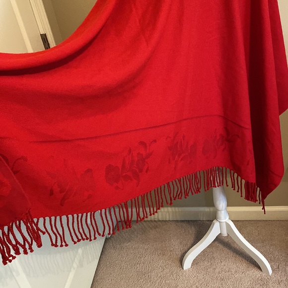 Red Rose Shawl - Picture 5 of 6